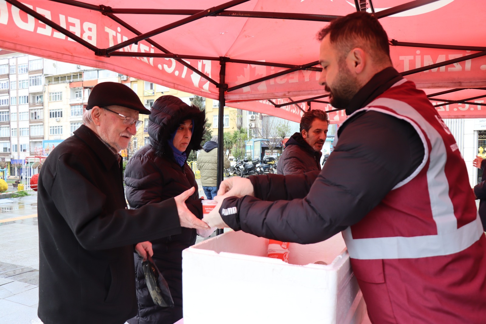 Izmit Belediyesi, 6 Subat depreminde hayatini kaybedenleri unutmadi (1)