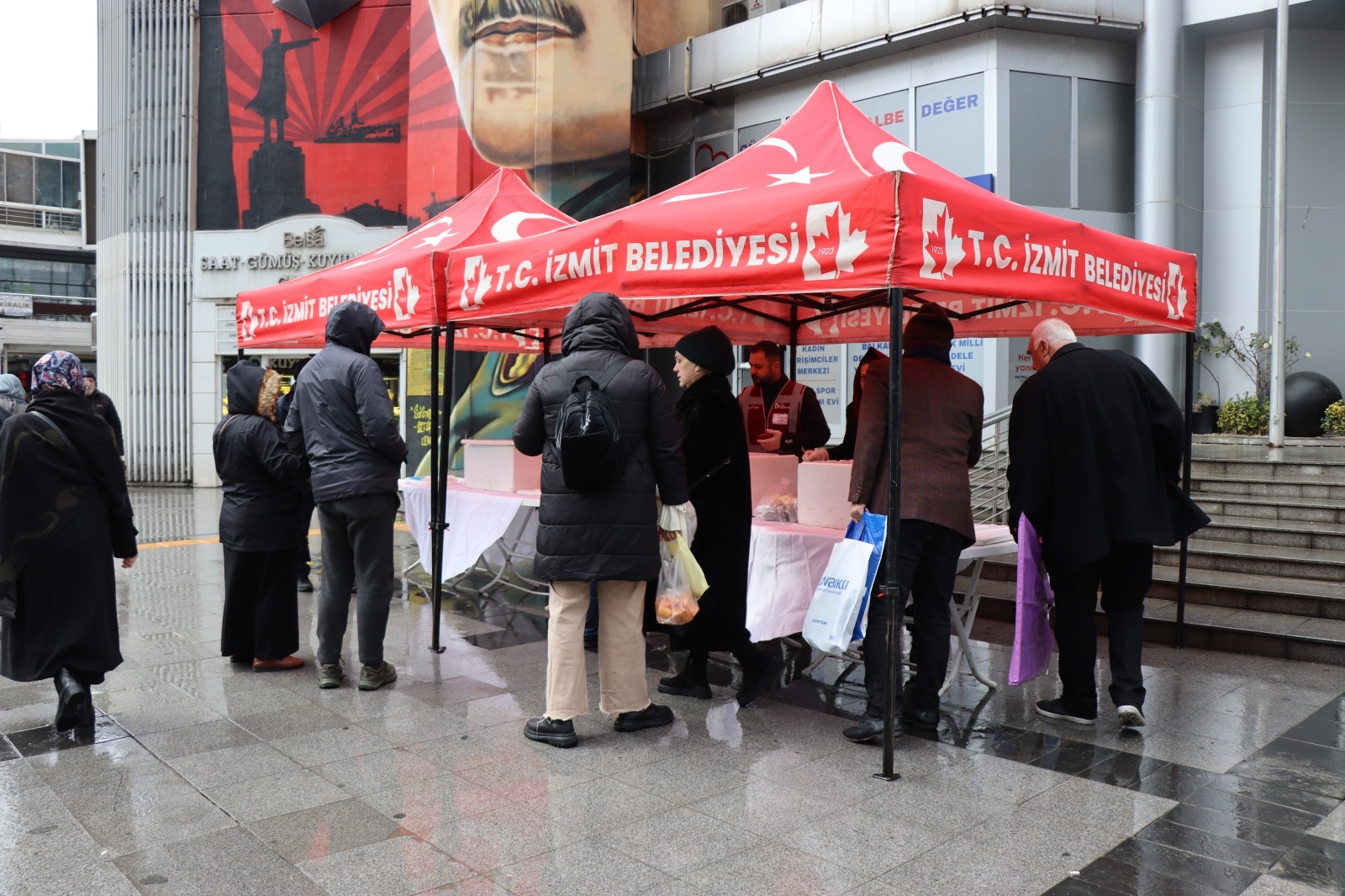 Izmit Belediyesi, 6 Subat depreminde hayatini kaybedenleri unutmadi (10)