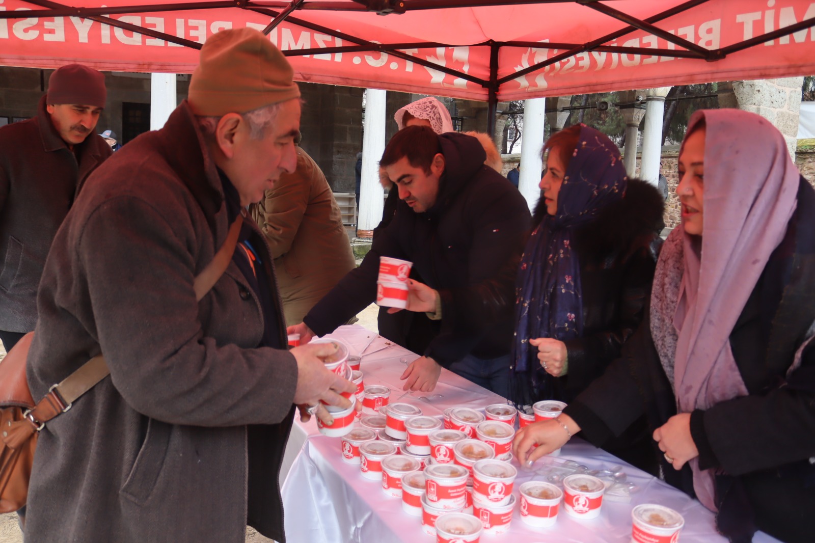 Izmit Belediyesi, 6 Subat depreminde hayatini kaybedenleri unutmadi (5)