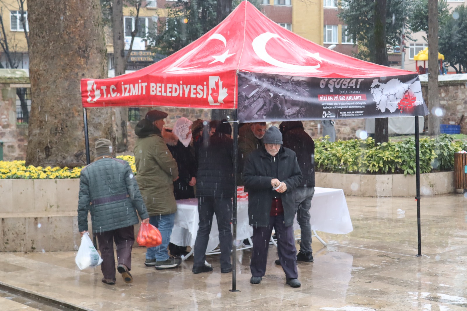 Izmit Belediyesi, 6 Subat depreminde hayatini kaybedenleri unutmadi (7)