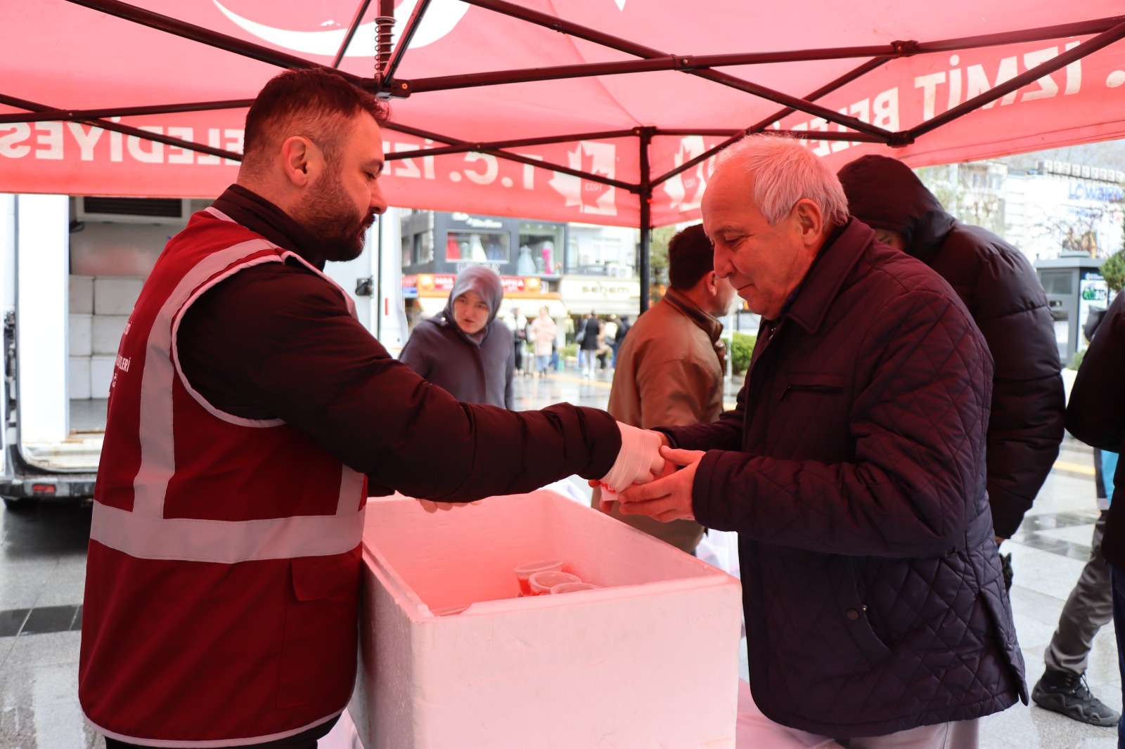 Izmit Belediyesi, 6 Subat depreminde hayatini kaybedenleri unutmadi (9)