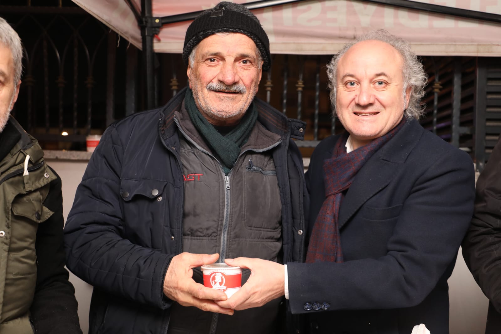 İzmit Belediyesi, Berat Kandilinde camilerde helva ikram etti (1)