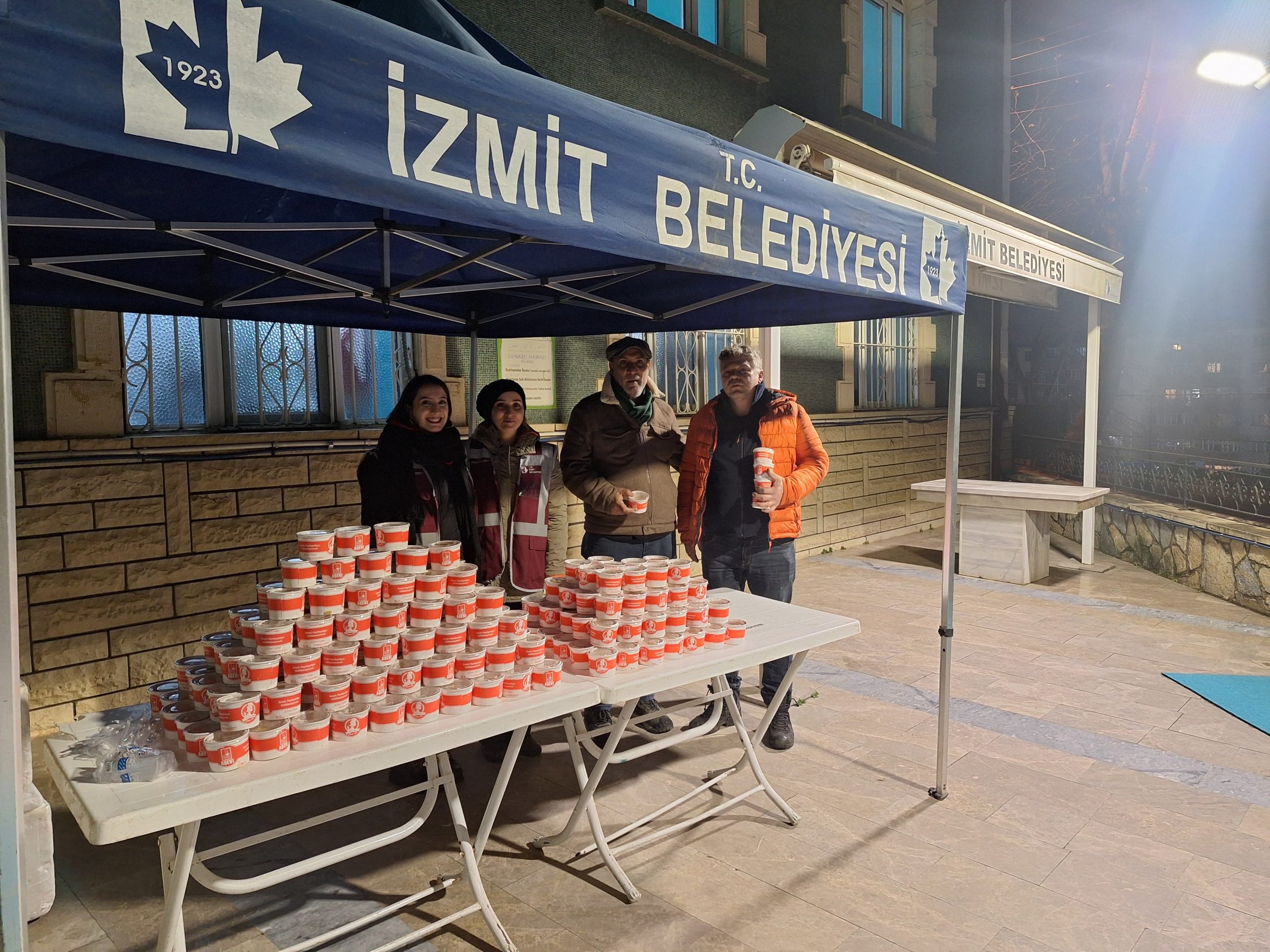 İzmit Belediyesi, Berat Kandilinde camilerde helva ikram etti (10)