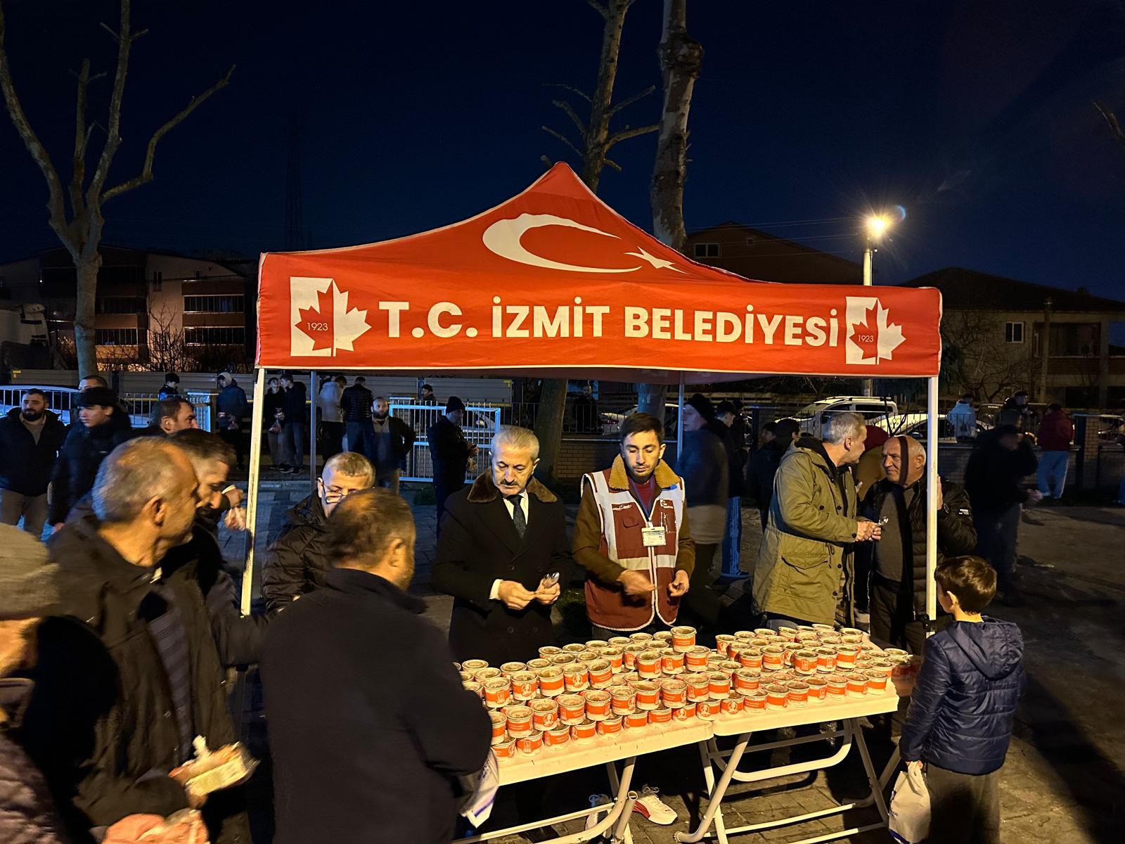İzmit Belediyesi, Berat Kandilinde camilerde helva ikram etti (12)