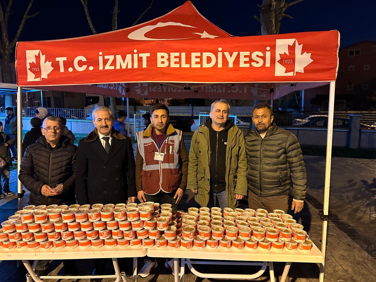 İzmit Belediyesi, Berat Kandilinde camilerde helva ikram etti (13)
