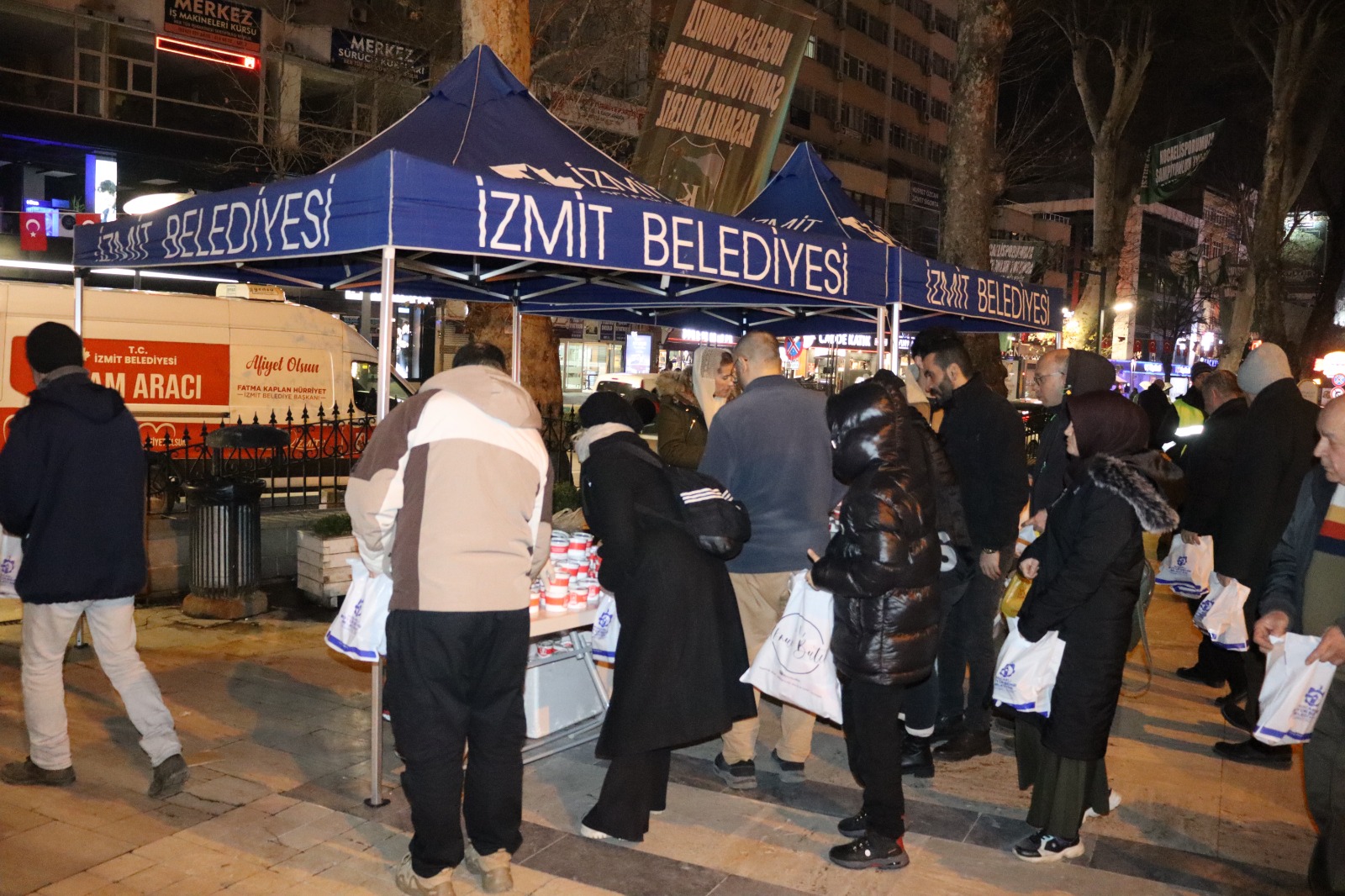 İzmit Belediyesi, Berat Kandilinde camilerde helva ikram etti (14)