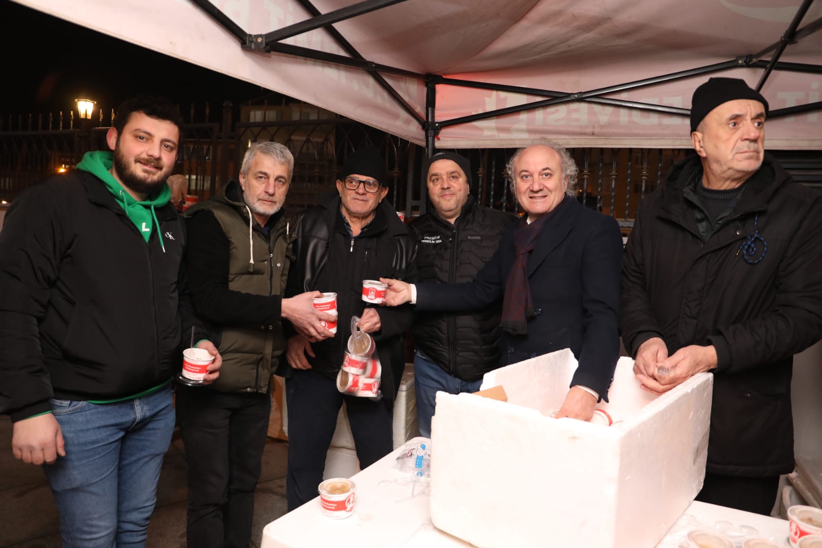 İzmit Belediyesi, Berat Kandilinde camilerde helva ikram etti (2)