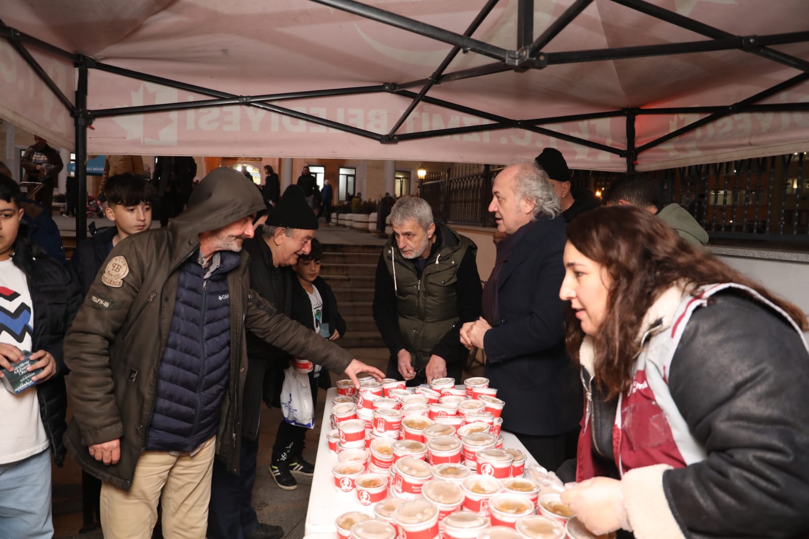 İzmit Belediyesi, Berat Kandilinde camilerde helva ikram etti (4)