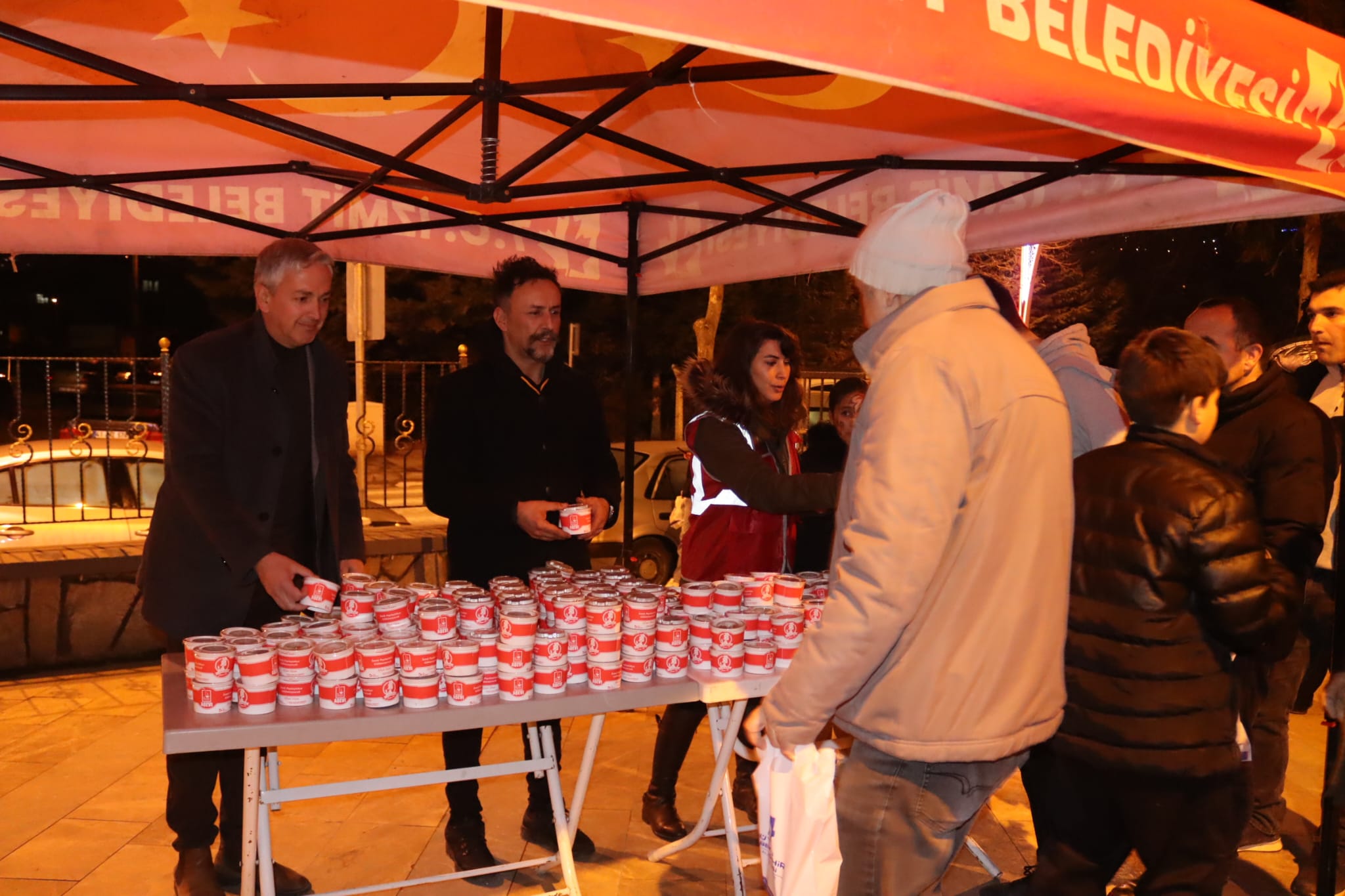 İzmit Belediyesi, Berat Kandilinde camilerde helva ikram etti (5)