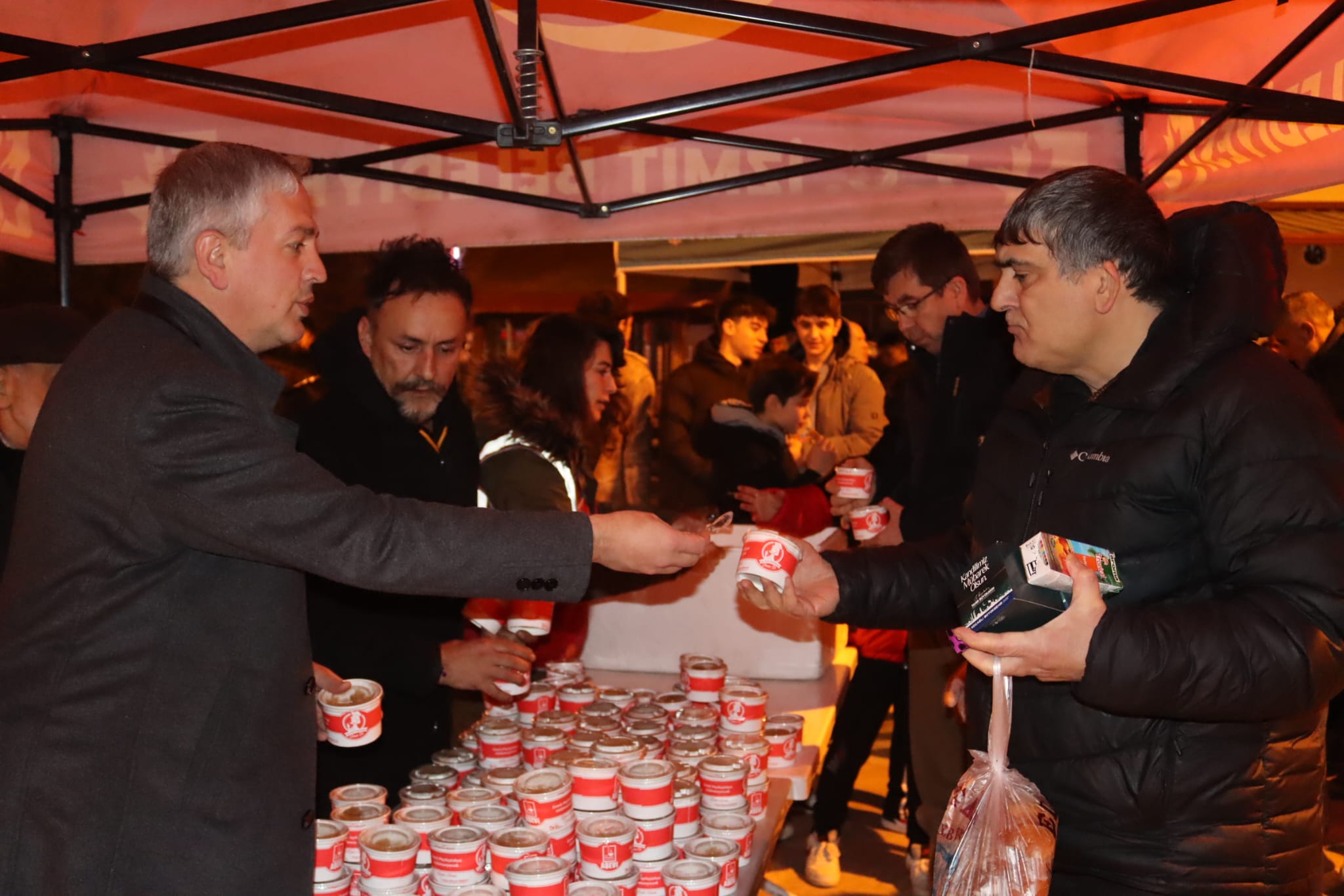 İzmit Belediyesi, Berat Kandilinde camilerde helva ikram etti (6)