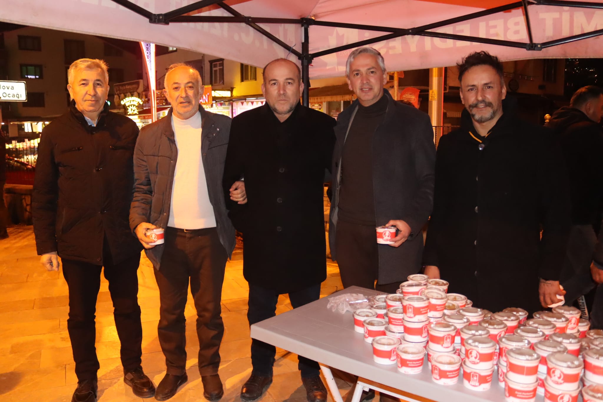 İzmit Belediyesi, Berat Kandilinde camilerde helva ikram etti (7)
