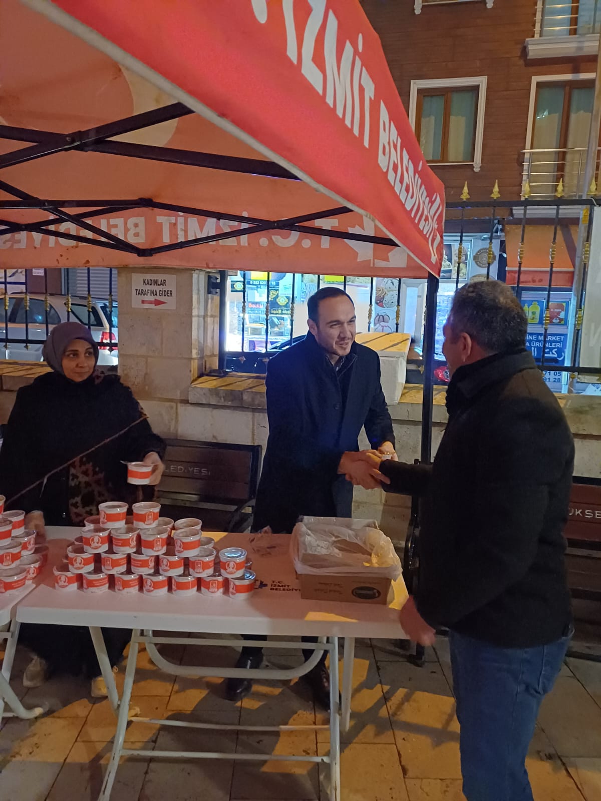 İzmit Belediyesi, Berat Kandilinde camilerde helva ikram etti (8)