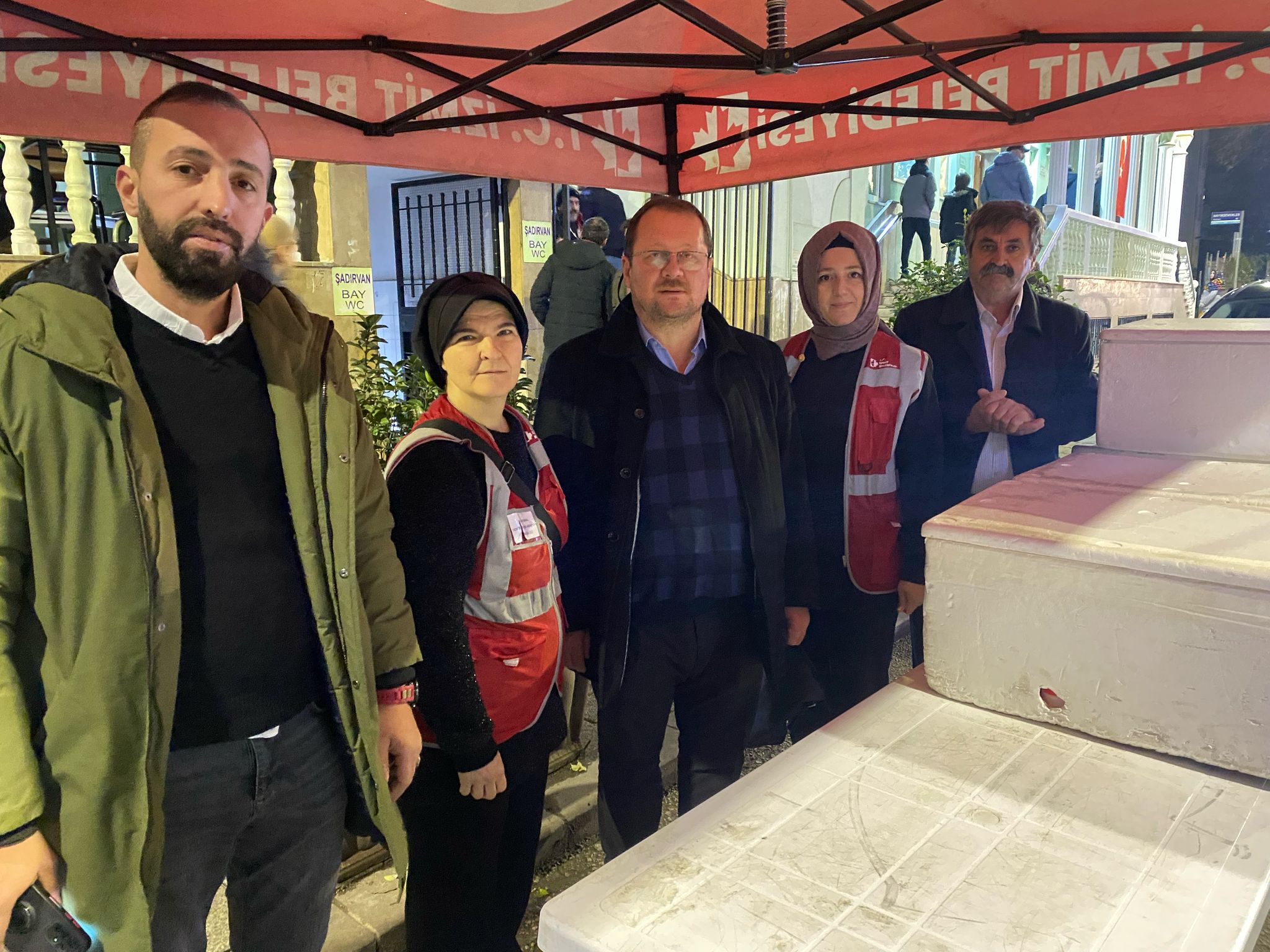 İzmit Belediyesi, Berat Kandilinde camilerde helva ikram etti (9)