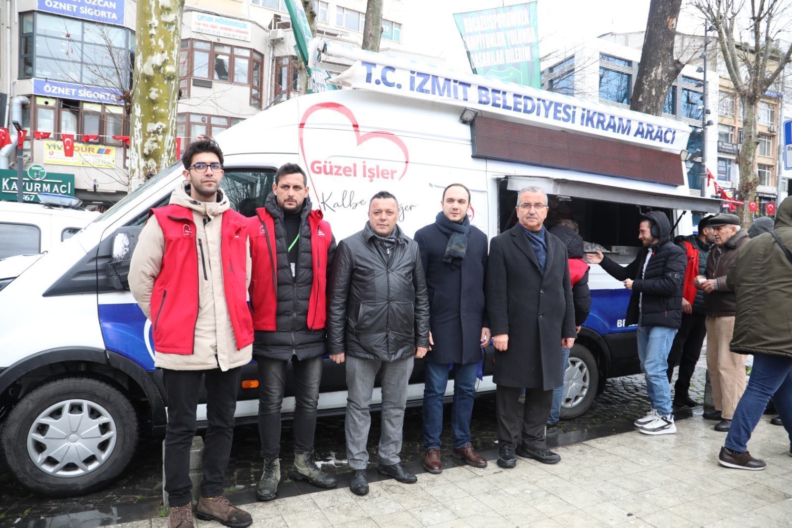 İzmit Belediyesi, Cuma Namazı çıkışı Fevziye Camii cemaati ile buluştu (10)