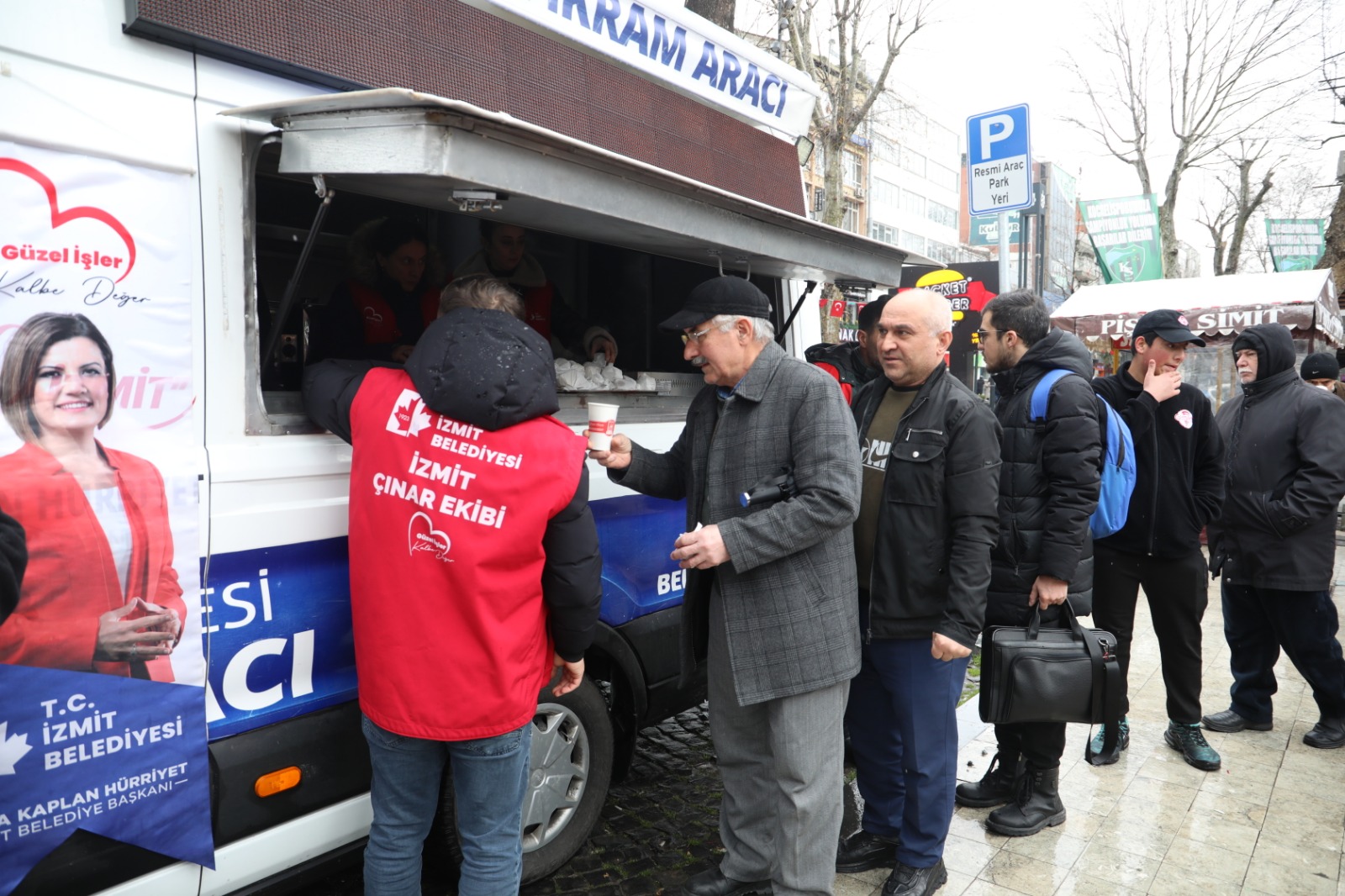 İzmit Belediyesi, Cuma Namazı çıkışı Fevziye Camii cemaati ile buluştu (12)