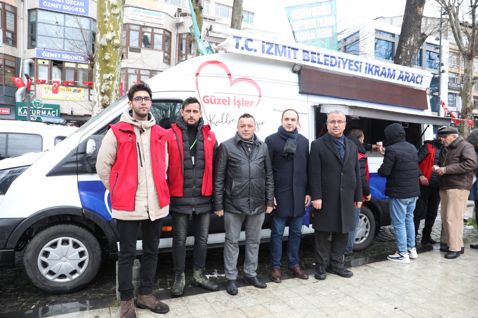 İzmit Belediyesi, Cuma Namazı çıkışı Fevziye Camii cemaati ile buluştu (13)
