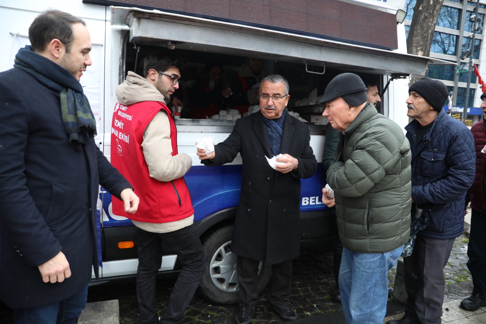 İzmit Belediyesi, Cuma Namazı çıkışı Fevziye Camii cemaati ile buluştu (7)