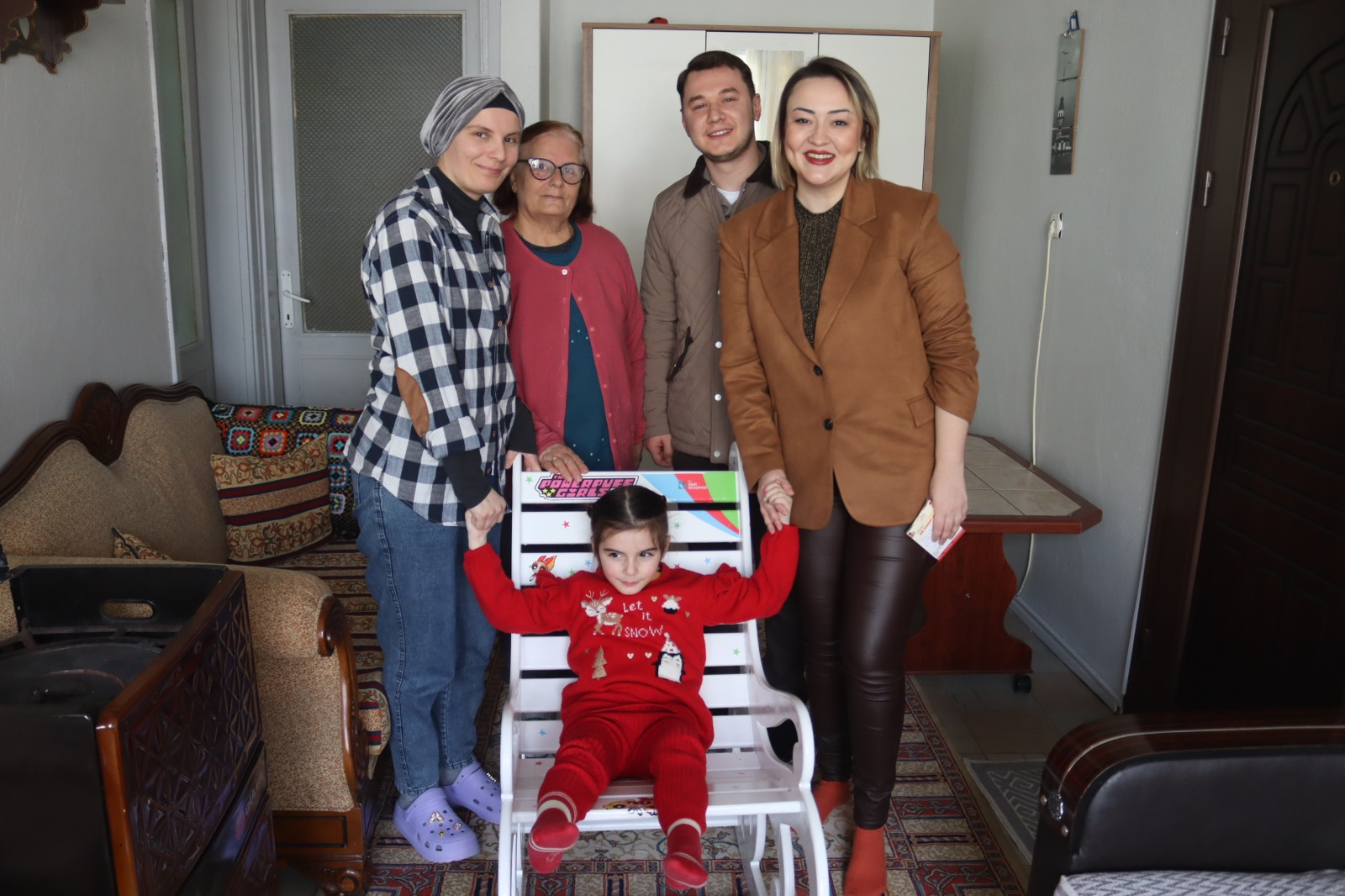 İzmit Belediyesi, Karamürselli küçük Eslina’nın yeni yıl dileğini gerçekleştirdi (2)