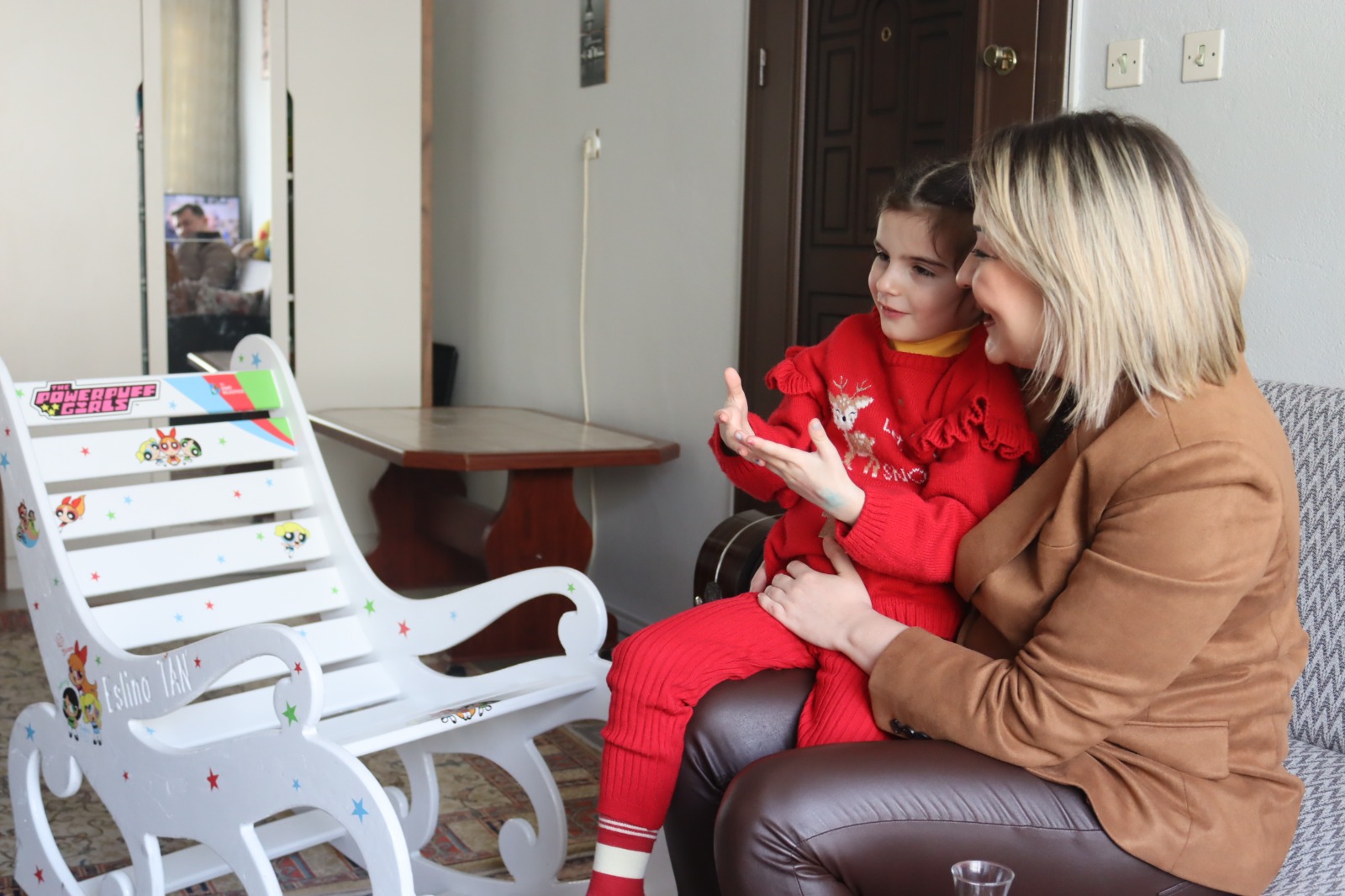 İzmit Belediyesi, Karamürselli küçük Eslina’nın yeni yıl dileğini gerçekleştirdi (3)