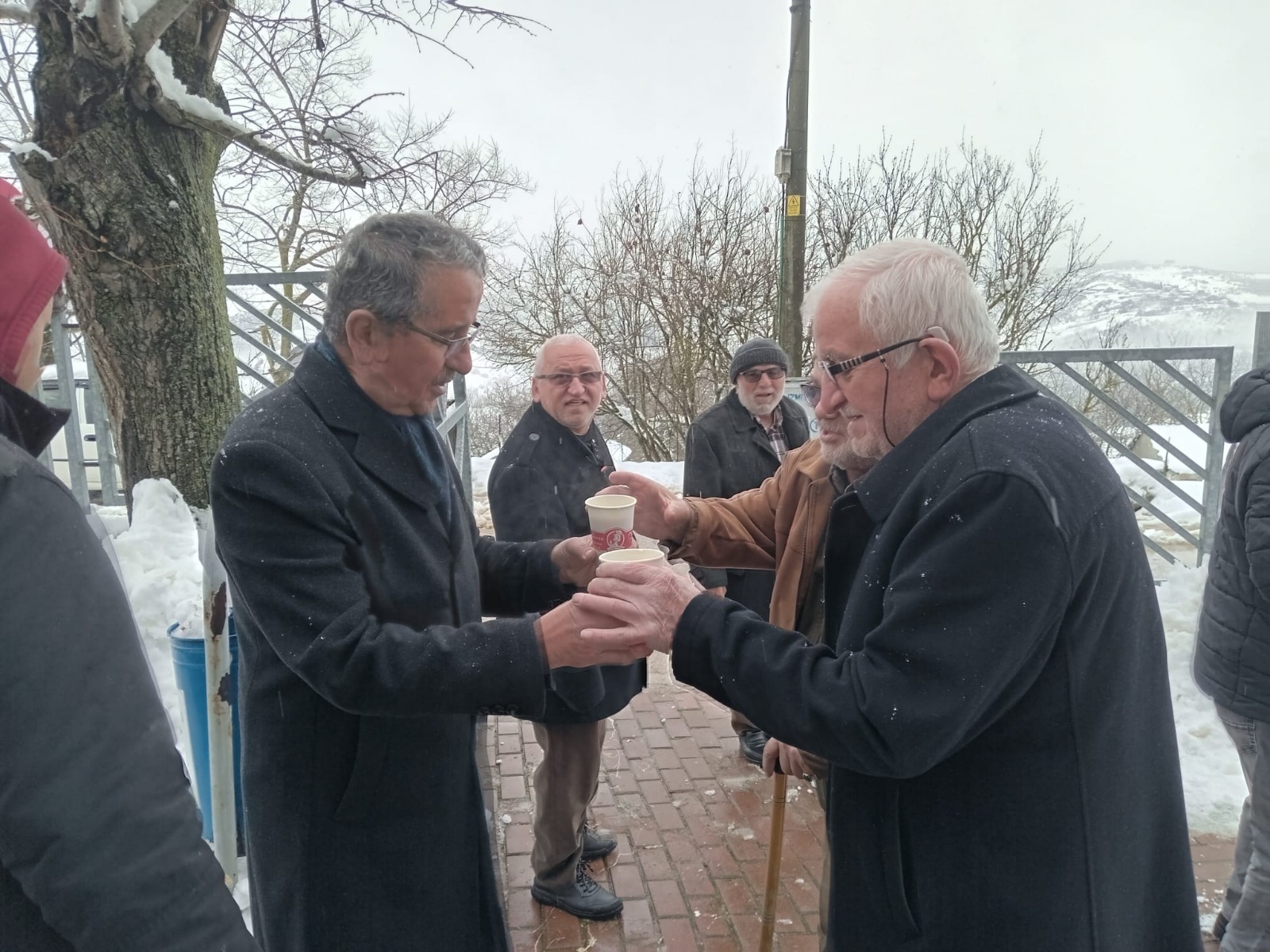 Izmit Belediyesi, bu hafta Cuma Namazi çikisi Üçtepeler Ulu Camii cemaati ile bulustu (11)