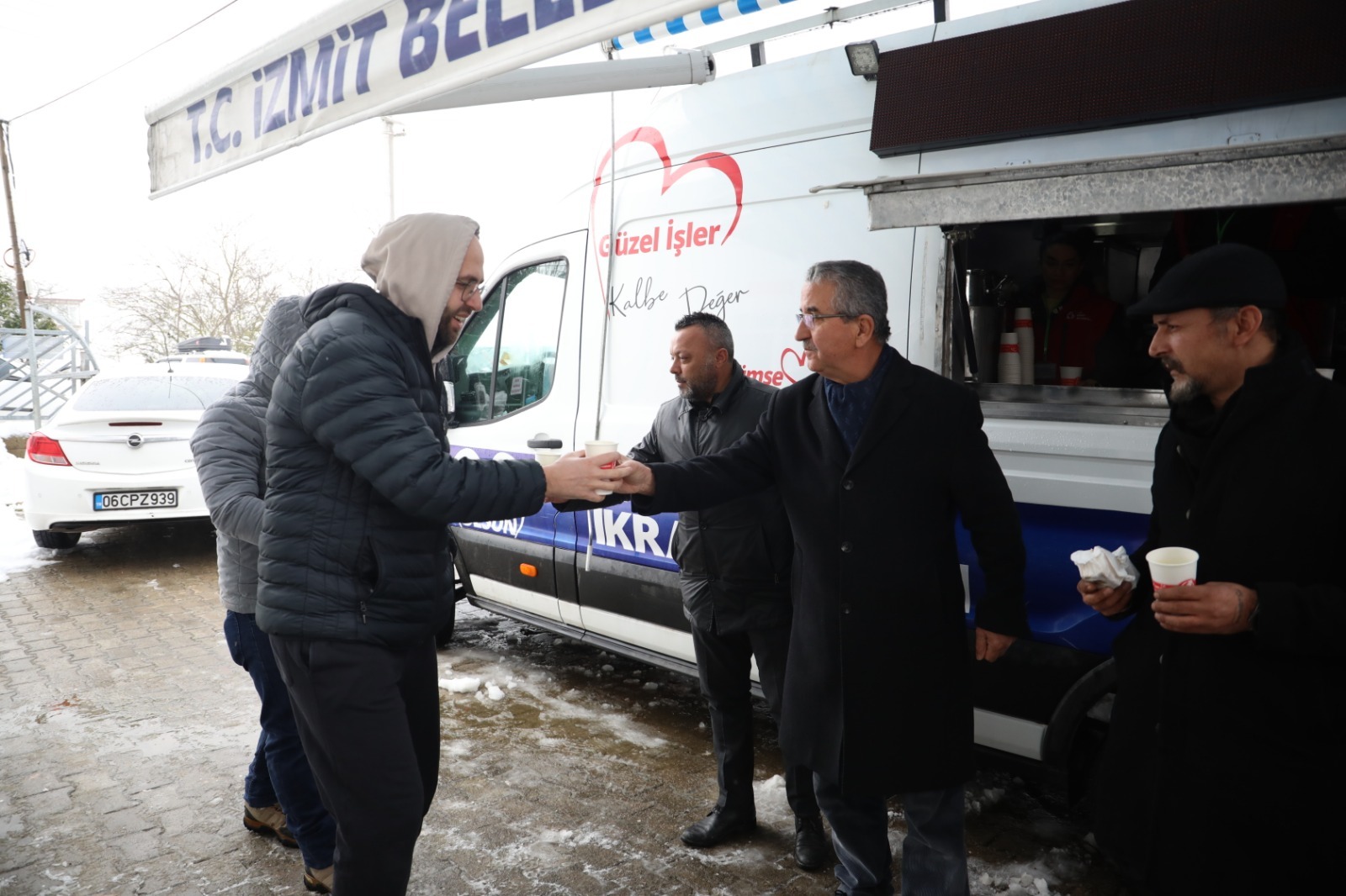 Izmit Belediyesi, bu hafta Cuma Namazi çikisi Üçtepeler Ulu Camii cemaati ile bulustu (6)