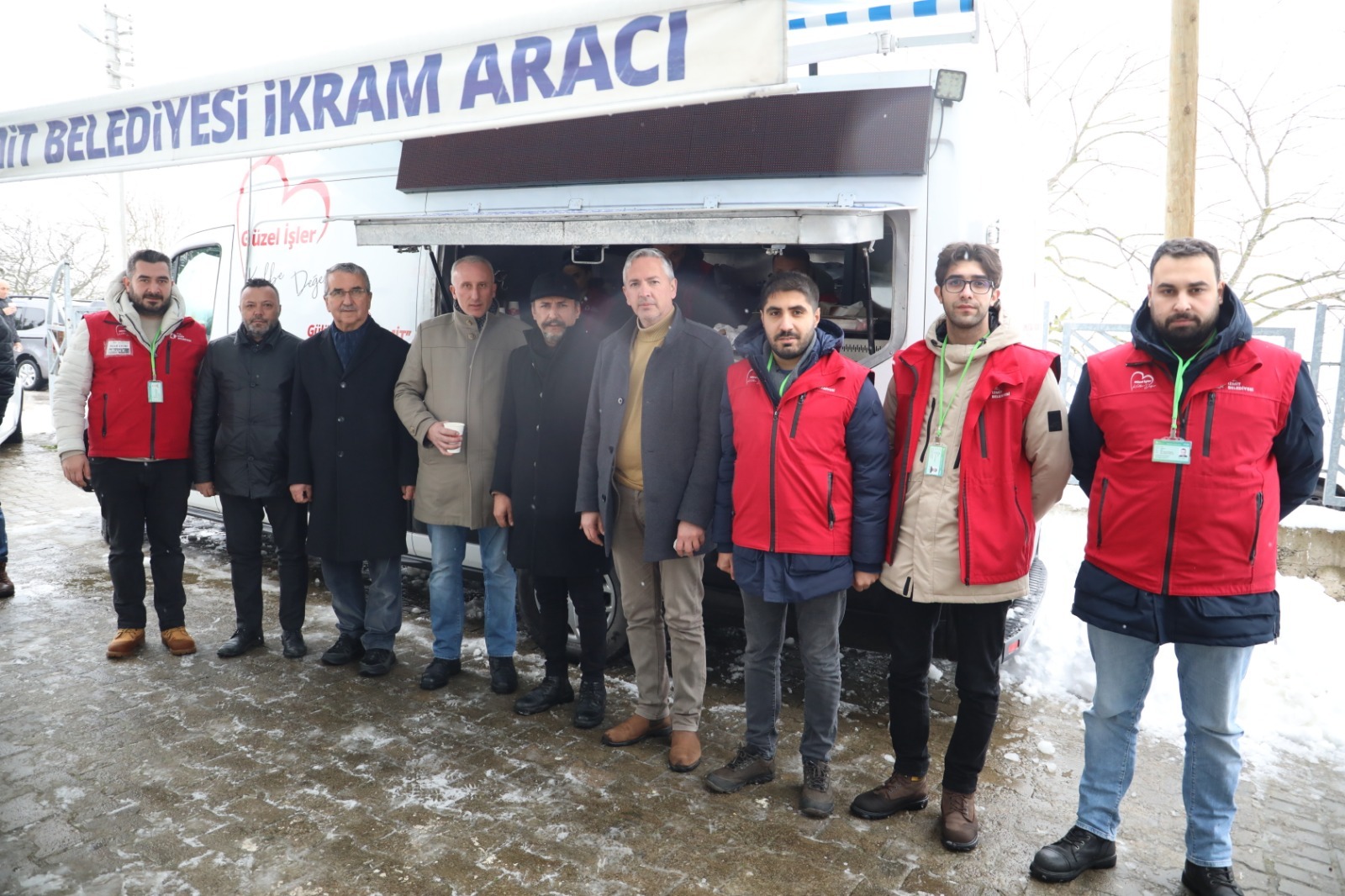 Izmit Belediyesi, bu hafta Cuma Namazi çikisi Üçtepeler Ulu Camii cemaati ile bulustu (7)