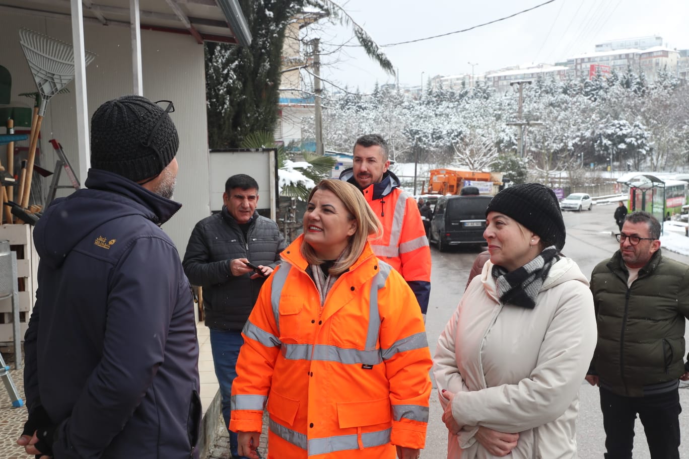 İzmit Belediyesi karla mücadelede esnaftan tam not aldı (1)