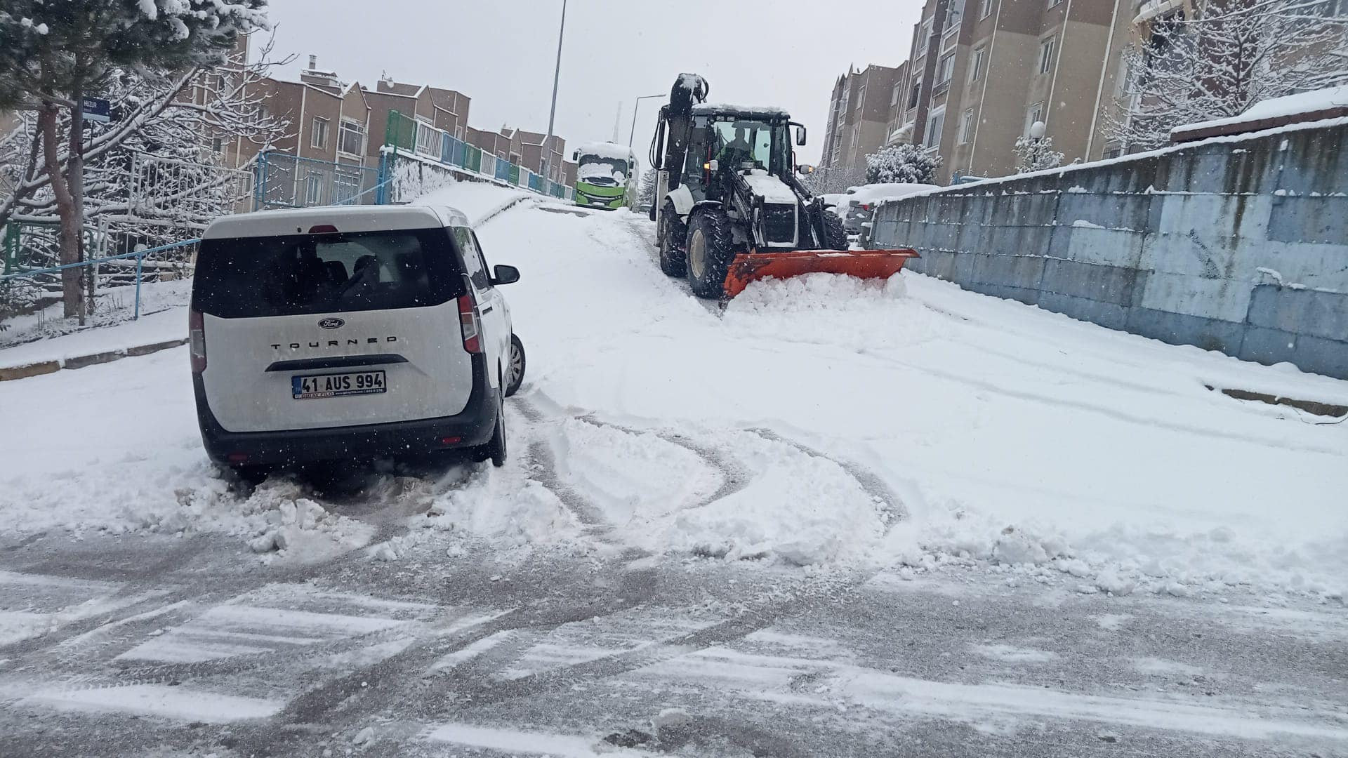 İzmit Belediyesi karla mücadelede seferberlik başlattı (9)