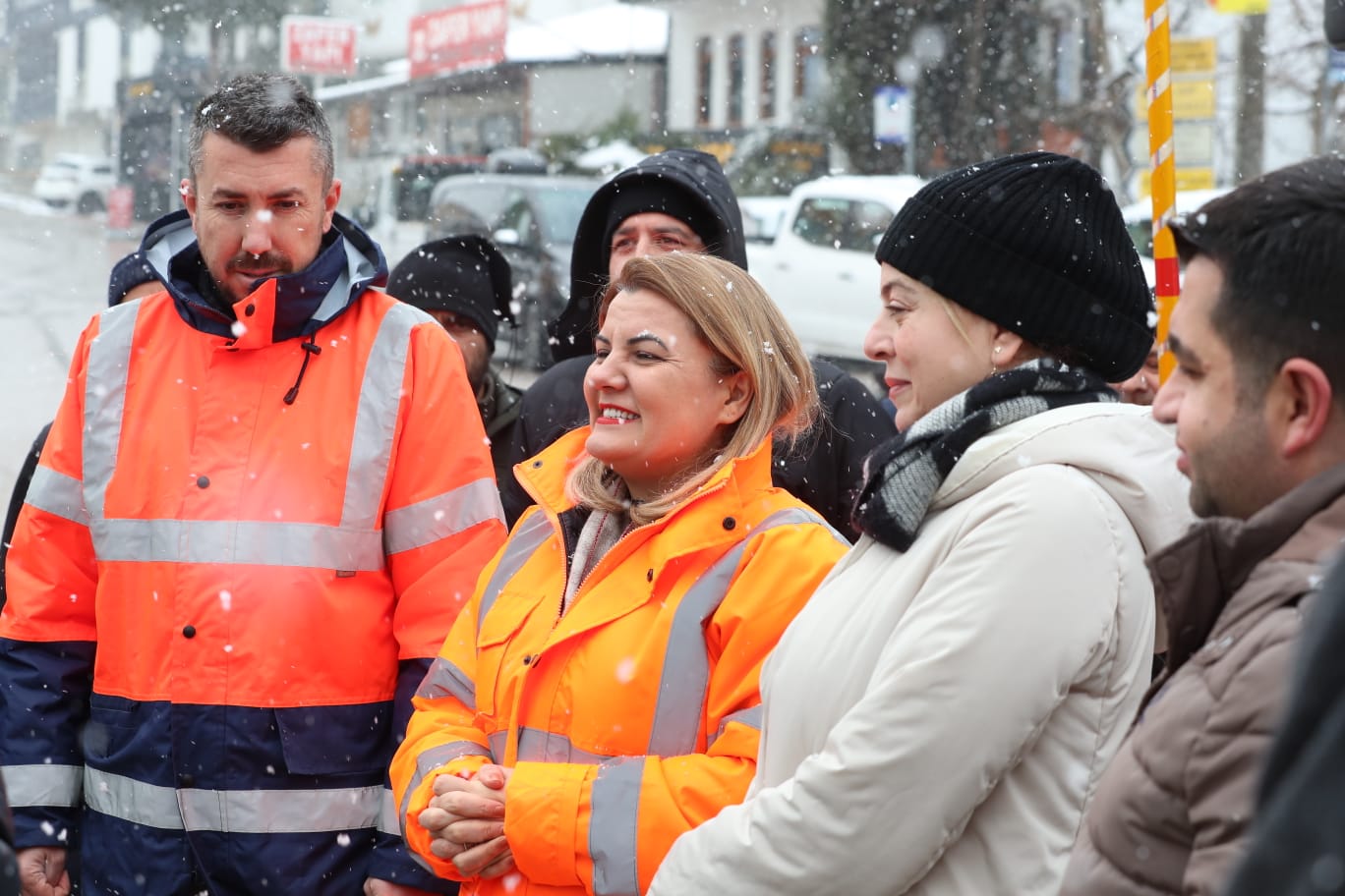 İzmit Belediyesi karla mücadelede tam kadro sahada! (1)