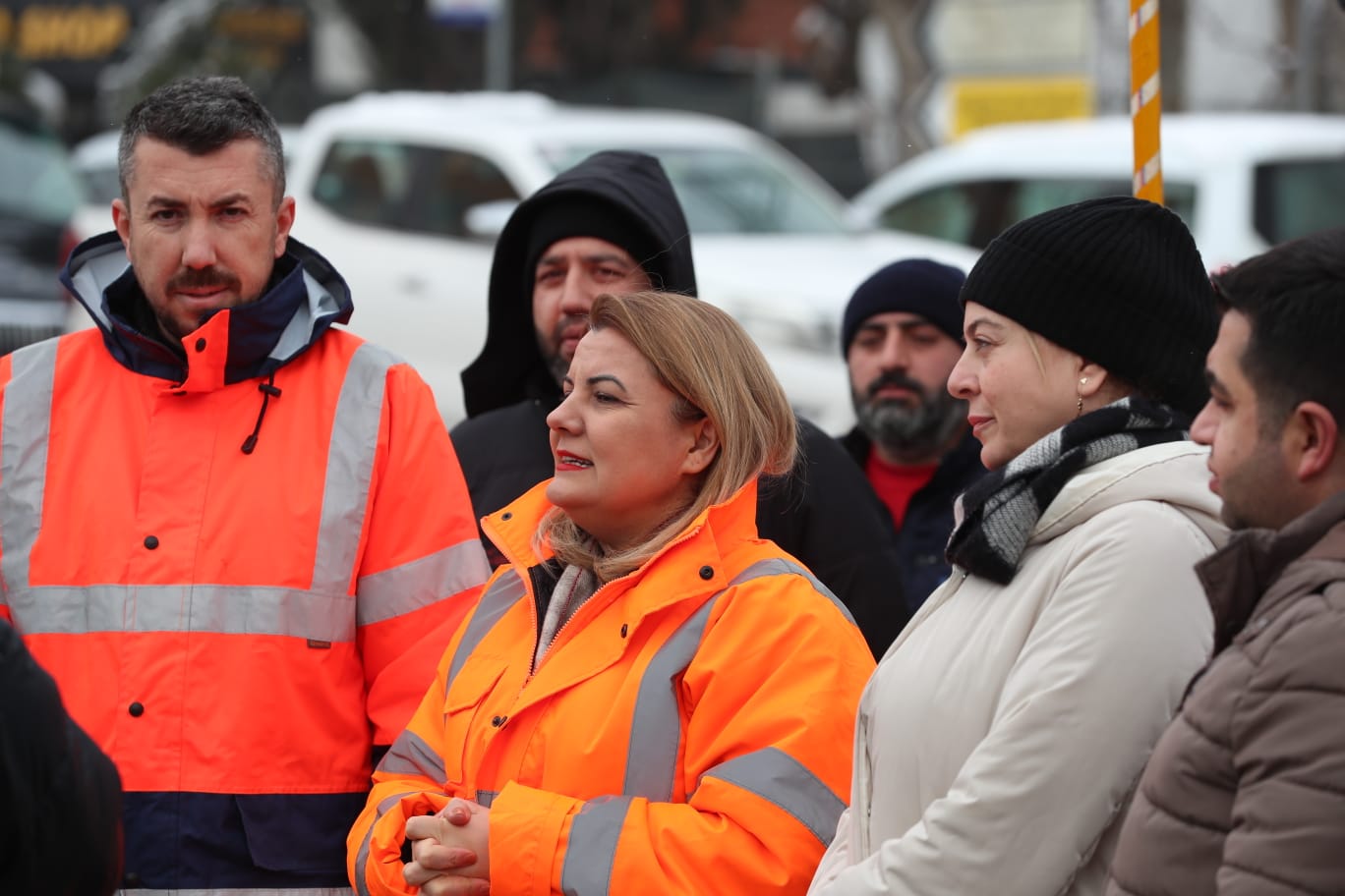 İzmit Belediyesi karla mücadelede tam kadro sahada! (2)