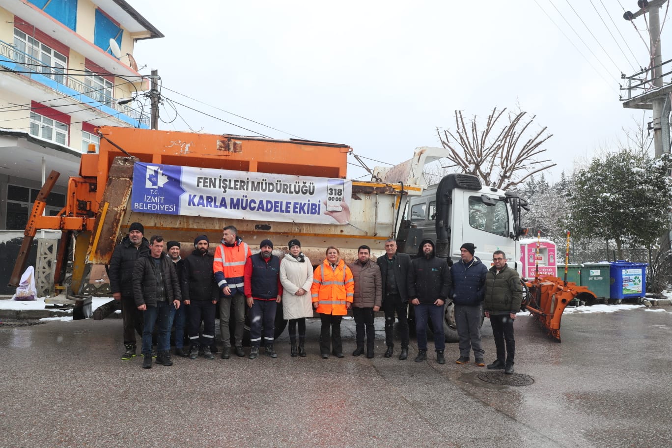 İzmit Belediyesi karla mücadelede tam kadro sahada! (9)
