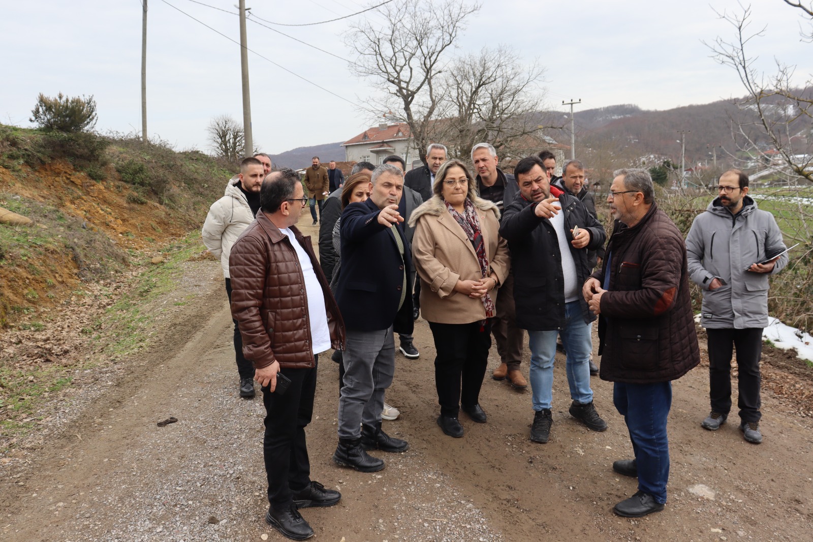 İzmit Belediyesi mahalle ziyaretleriyle halkın sesine kulak veriyor (11)