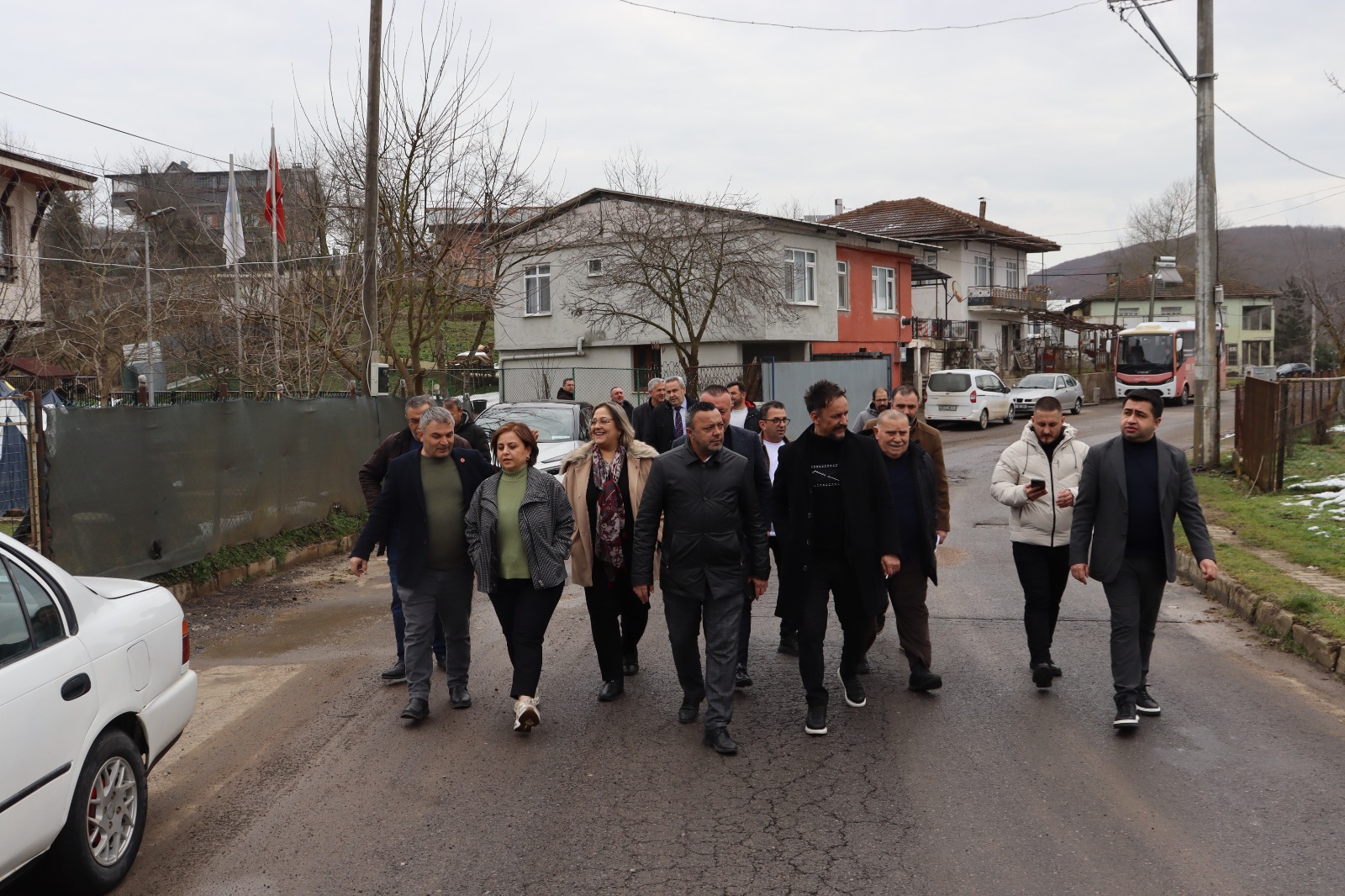 İzmit Belediyesi mahalle ziyaretleriyle halkın sesine kulak veriyor (12)