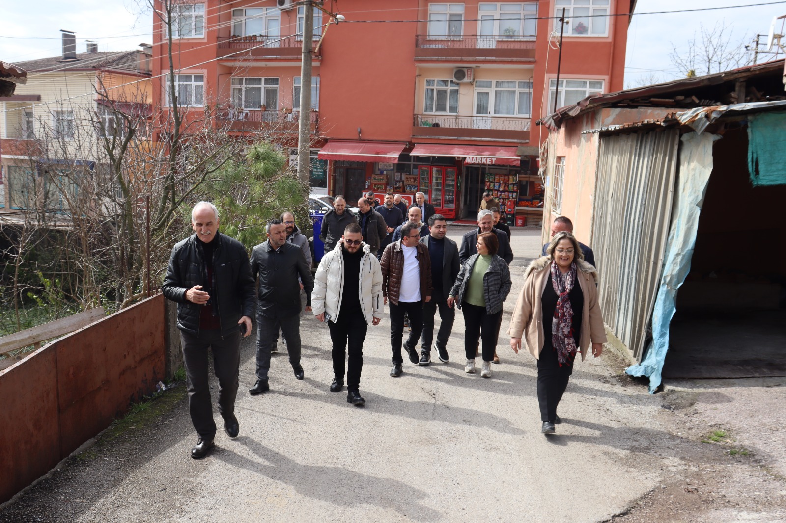 İzmit Belediyesi mahalle ziyaretleriyle halkın sesine kulak veriyor (7)