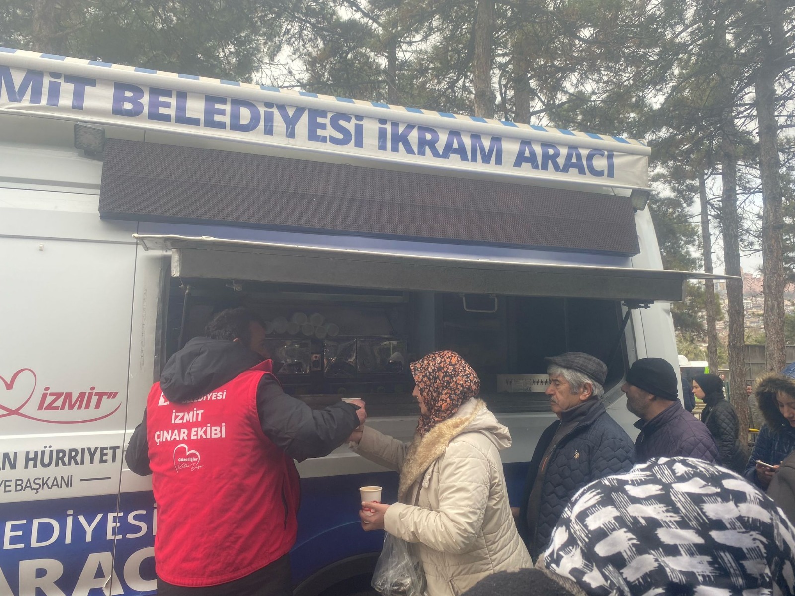 Izmit Belediyesinden soguk günlerde vatandasin içini isitan ikram (2)