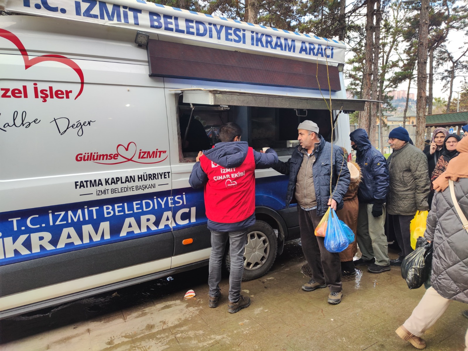 Izmit Belediyesinden soguk günlerde vatandasin içini isitan ikram (3)