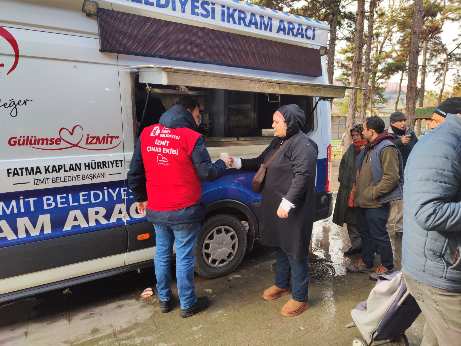 Izmit Belediyesinden soguk günlerde vatandasin içini isitan ikram (5)