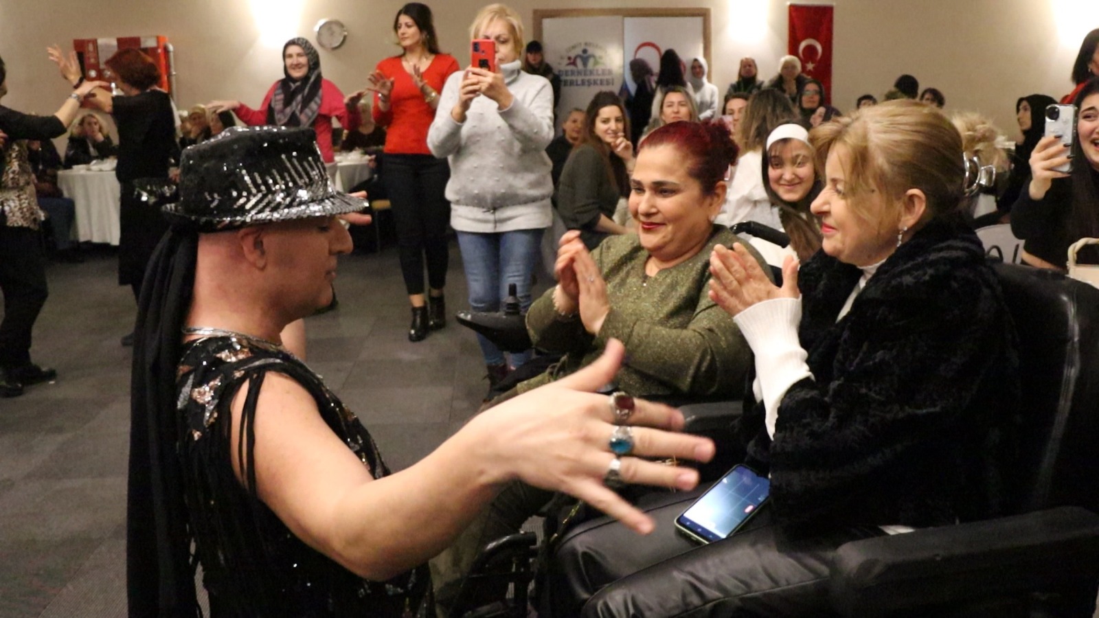 İzmitli Kadınlar matinede Prens Baha ile eğlenceli vakit geçirdi (2)