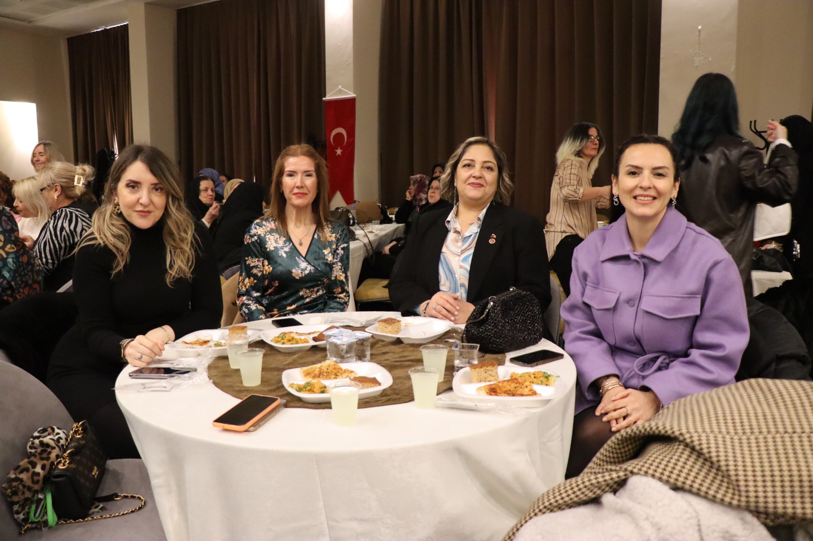 İzmitli Kadınlar matinede Prens Baha ile eğlenceli vakit geçirdi (5)