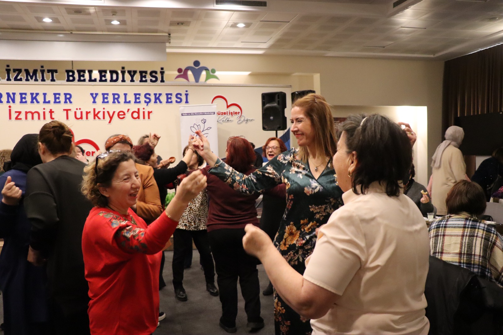 İzmitli Kadınlar matinede Prens Baha ile eğlenceli vakit geçirdi (6)