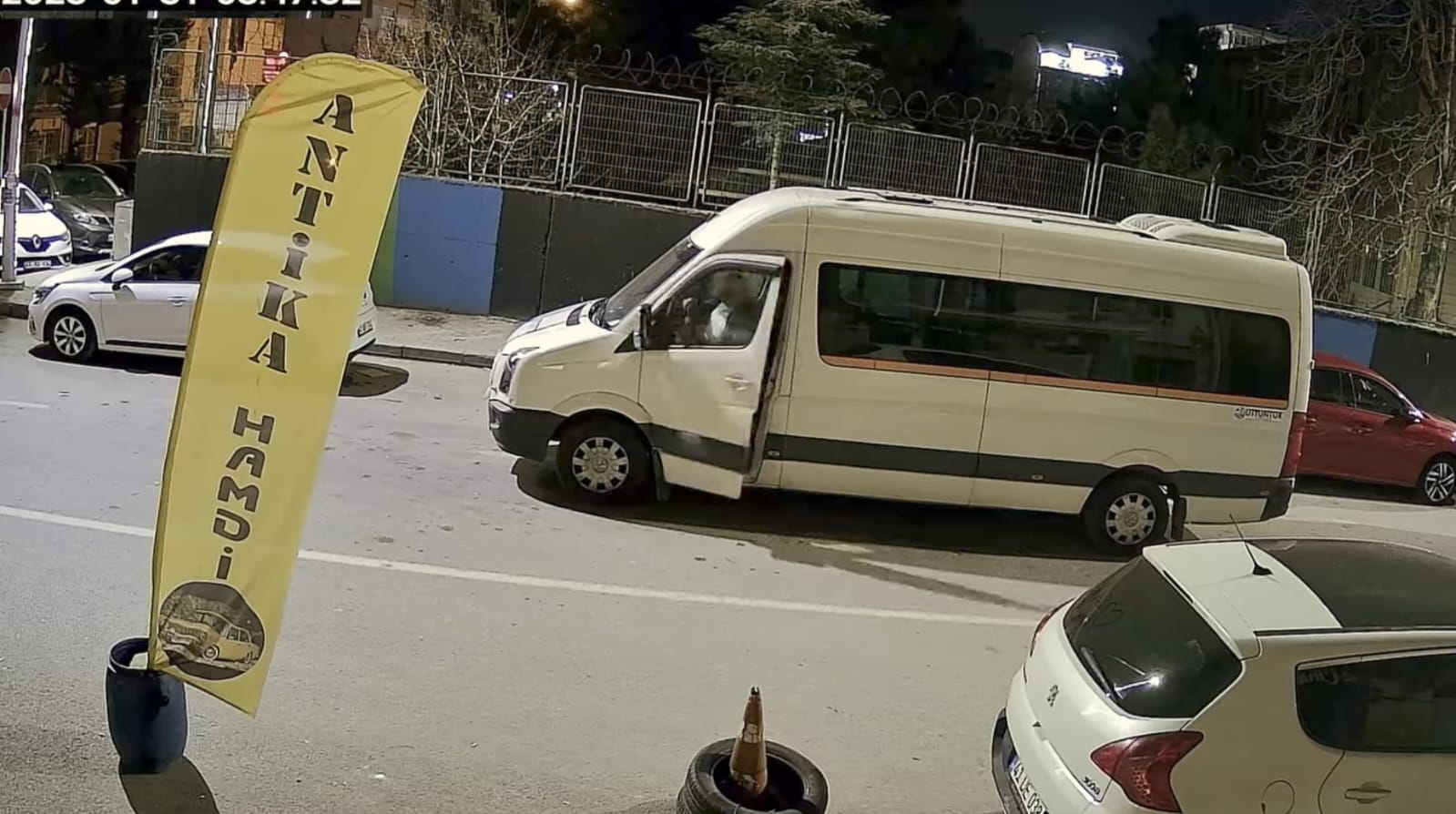 İzmit’te çöpleri bilinçli olarak saçan şahıs kameraya yakalandı! (1)