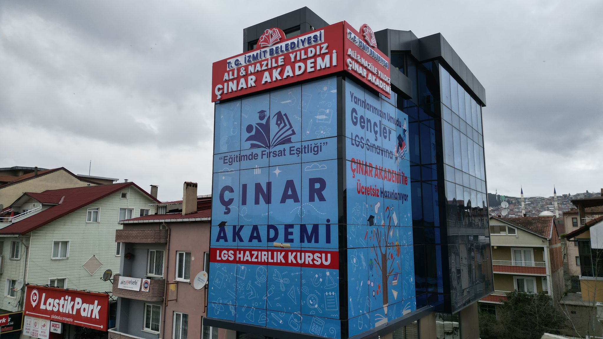 Merkezin binasi