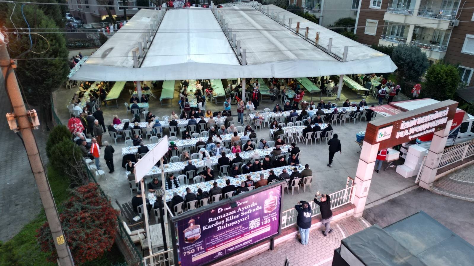 Başkan Hürriyet, Plajyolu’nda vatandaşlarla iftar sofrasında buluştu (10)