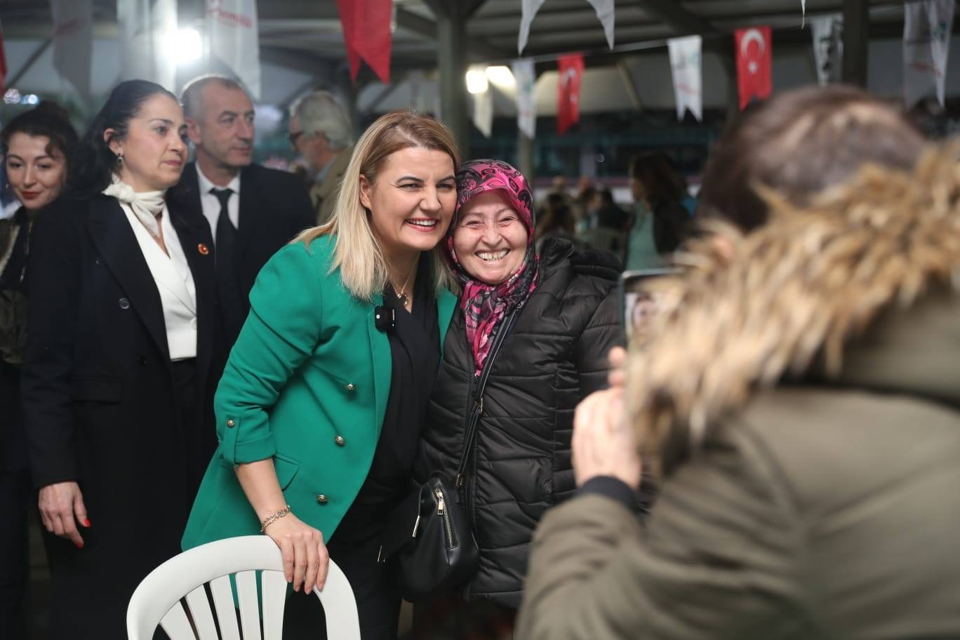 Başkan Hürriyet, Plajyolu’nda vatandaşlarla iftar sofrasında buluştu (11)