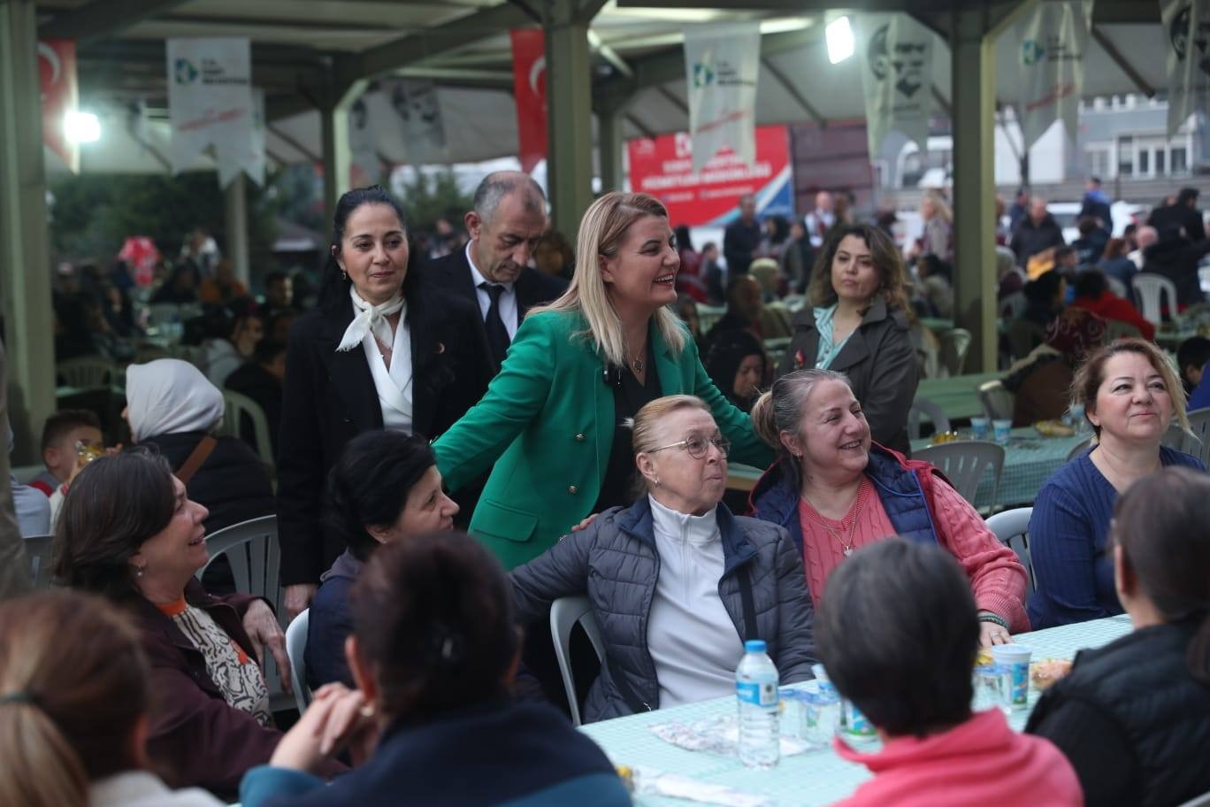 Başkan Hürriyet, Plajyolu’nda vatandaşlarla iftar sofrasında buluştu (12)