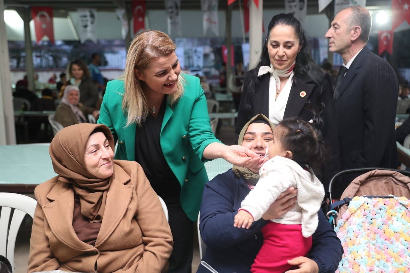 Başkan Hürriyet, Plajyolu’nda vatandaşlarla iftar sofrasında buluştu (13)