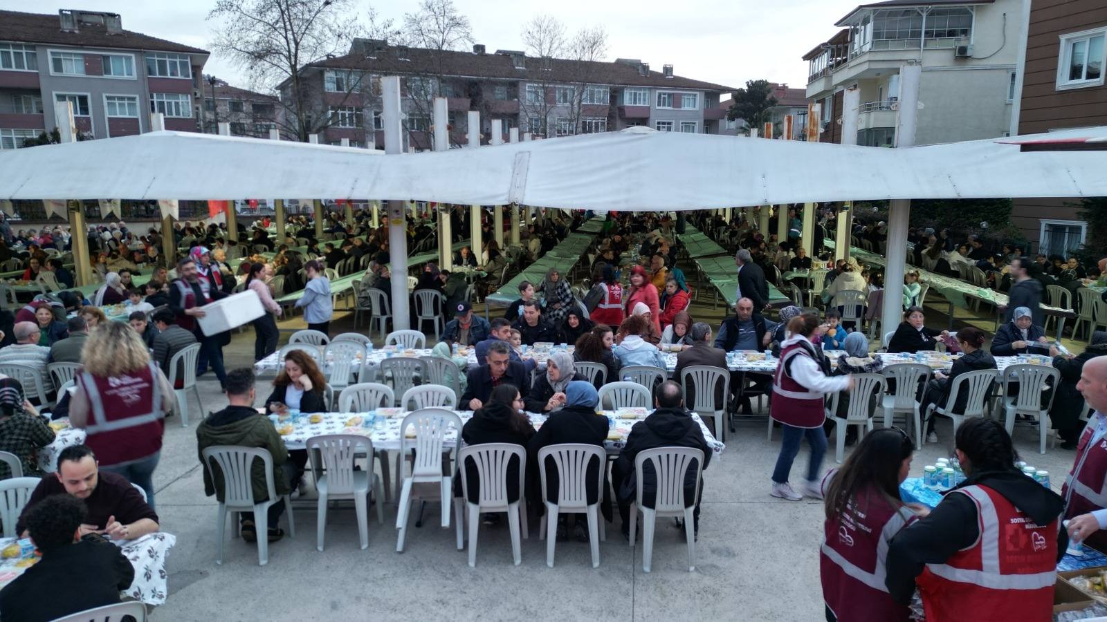 Başkan Hürriyet, Plajyolu’nda vatandaşlarla iftar sofrasında buluştu (15)