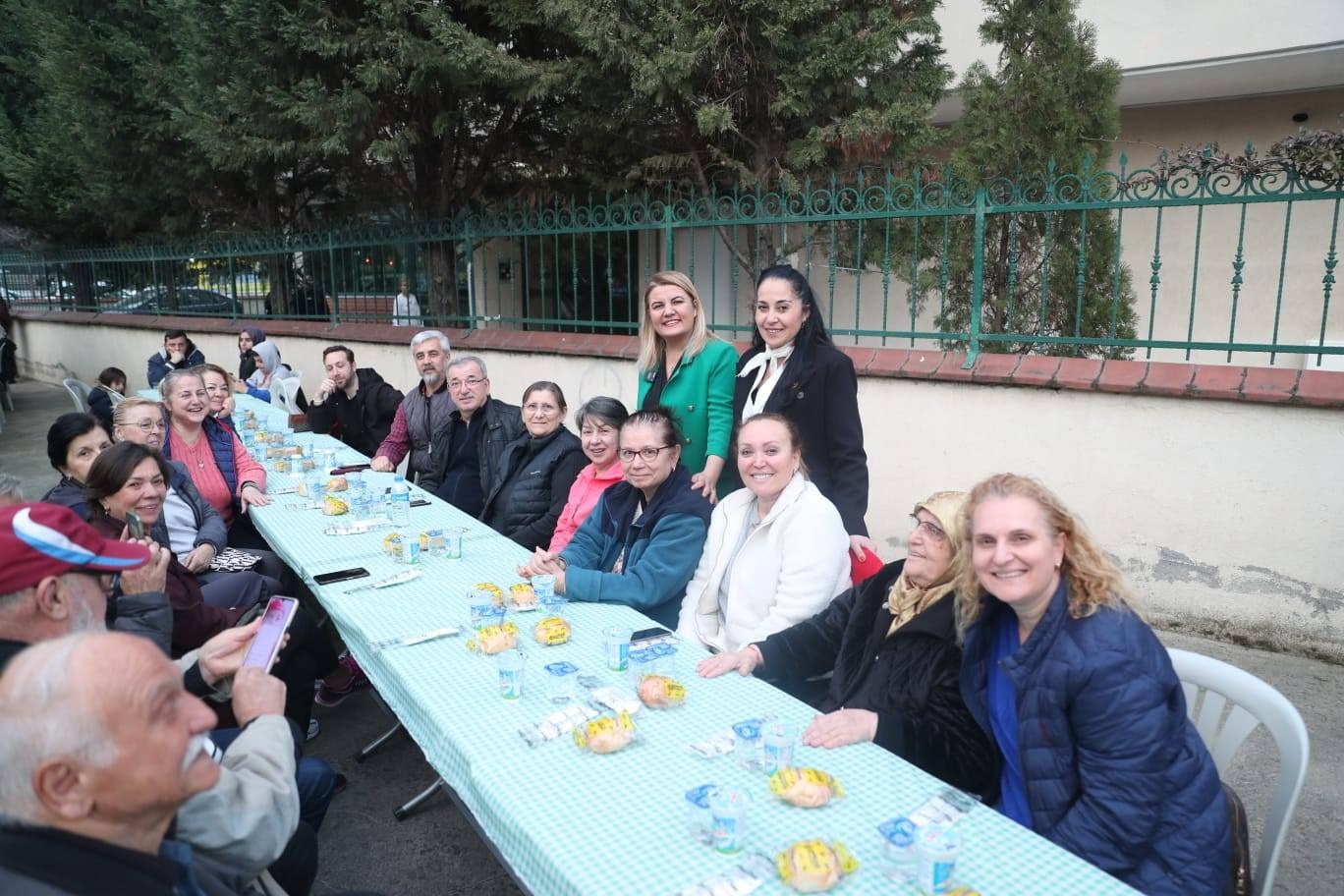 Başkan Hürriyet, Plajyolu’nda vatandaşlarla iftar sofrasında buluştu (5)