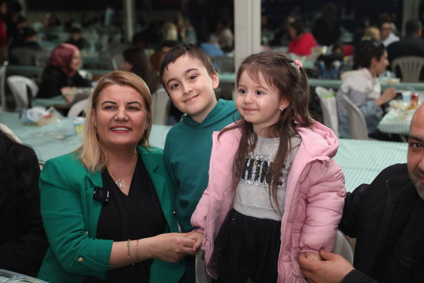 Başkan Hürriyet, Plajyolu’nda vatandaşlarla iftar sofrasında buluştu (6)