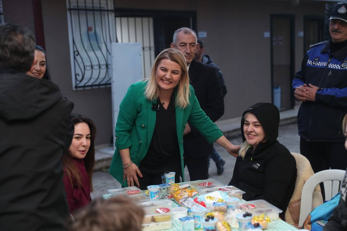 Başkan Hürriyet, Plajyolu’nda vatandaşlarla iftar sofrasında buluştu (7)